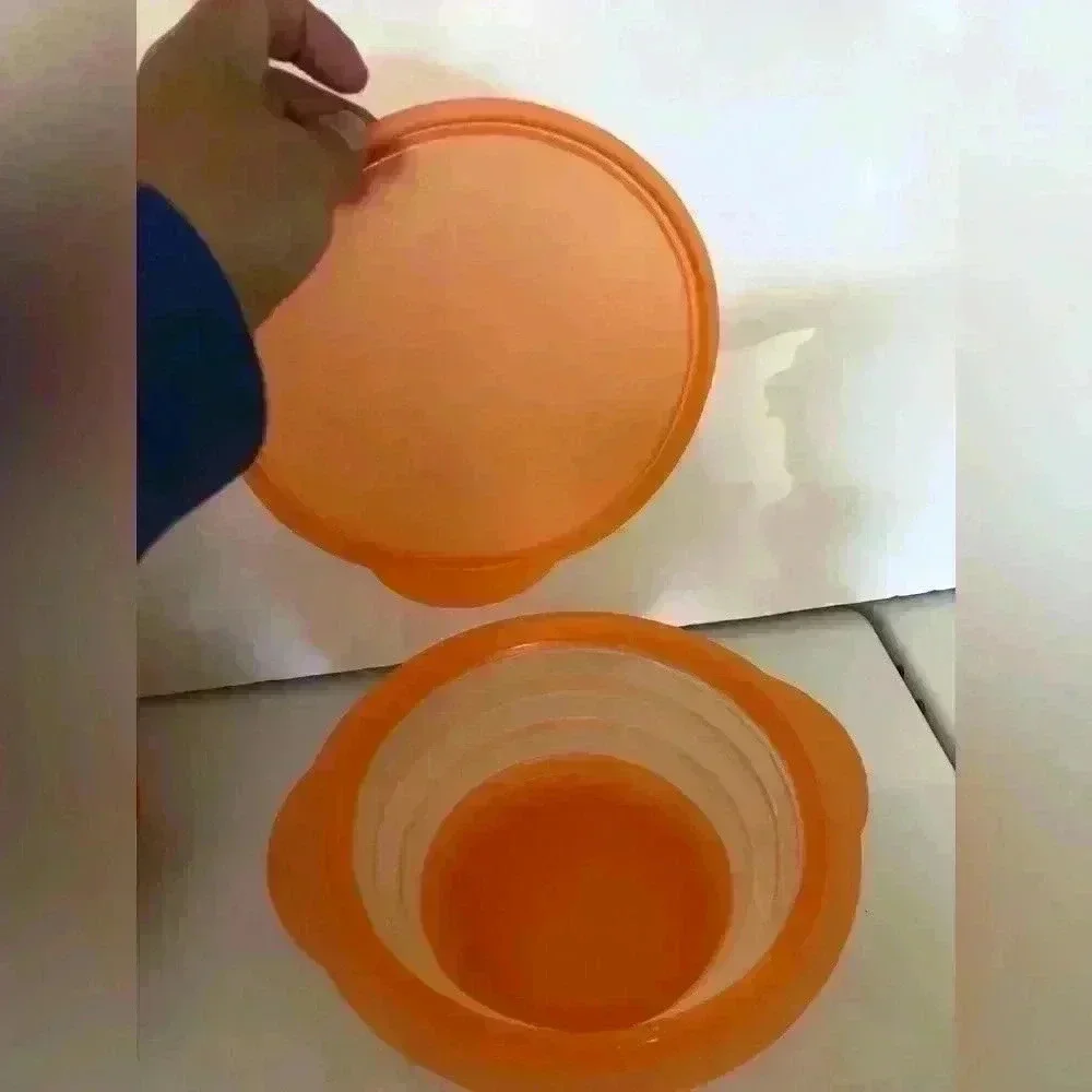 VTG TUPPERWARE ORANGE 4 CUP FLAT OUT COLLAPSIBLE BOWL WITH LID
